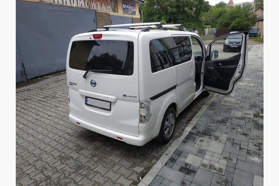 Nissan NV200 2009– Chrómové strešné lyžiny 164 cm, liatinové nožičky Fotografia 2