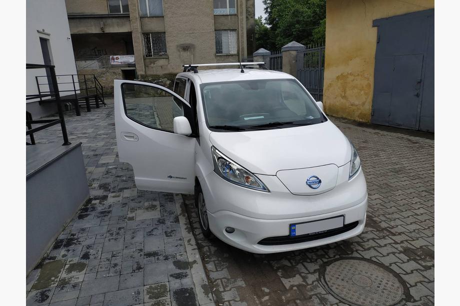 Nissan NV200 2009– Chrómové strešné lyžiny 164 cm, liatinové nožičky Fotografia 3