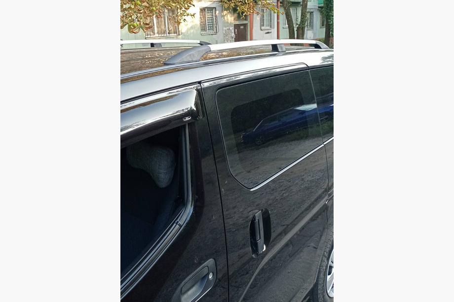 Nissan NV200 2009– Chrómové strešné lyžiny 143 cm, liatinové pätky Image