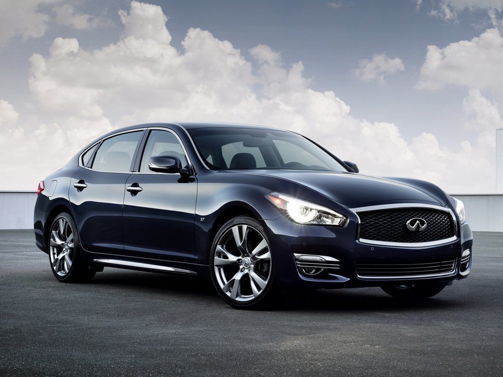 Sedan vyššej triedy Infiniti Q70