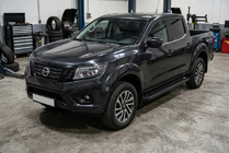 Nissan Navara/NP300 2016– Bočné nášľapy Allmond Black (2 ks, hliník) fotografia 1