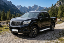 Nissan Navara/NP300 2016– Bočné nášľapy Allmond Grey (2 ks, hliník) fotografia 1