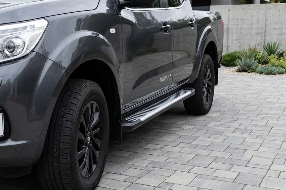Nissan Navara/NP300 2016– Bočné prahy Line (2 ks, hliník) Image
