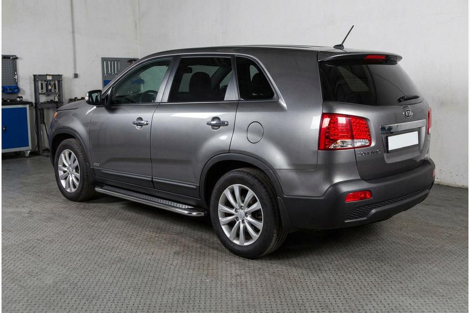 Kia Sorento II XM 2009–2014 Bočné nášľapy Maydos V2 (2 ks, hliník/nehrdzavejúca oceľ) Image