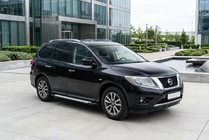Nissan Pathfinder R52 2012–2021 Bočné nášľapy Allmond Grey (2 ks, hliník) fotografia 1