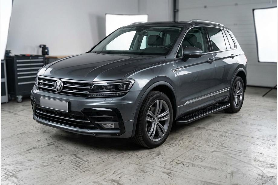 Volkswagen Tiguan 2016–2023 Bočné nášľapy Allmond Black (2 ks, hliník) Fotografia 1