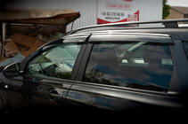 Nissan Qashqai 2010–2014 Okenné deflektory s chrómovou lištou (4 ks, Niken) fotografia 4