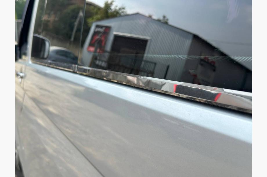 Volkswagen T5 Transporter 2003–2010 Spodné okenné lišty (6 ks, nerez) Krátky rázvor Fotografia 8