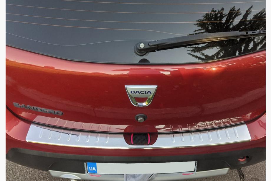 Dacia Sandero 2007–2013 Nerezová lišta na zadný nárazník Carmos V1 Image