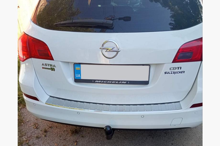 Opel Astra J 2009–2015 Nerezová lišta na zadný nárazník V-1 Carmos (SW, nerez) Image