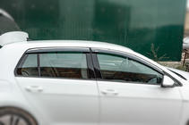 Volkswagen Golf 7/E-Golf 2012–2020 Okenné deflektory s chrómovou lištou HB (4 ks, Niken) fotografia 3