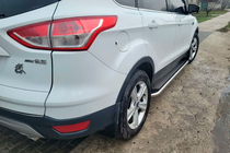 Ford Kuga/Escape 2013–2019 Bočné nášľapy Maydos V2 (2 ks, hliník + nerez) S čiernymi dvernými lištami fotografia 2