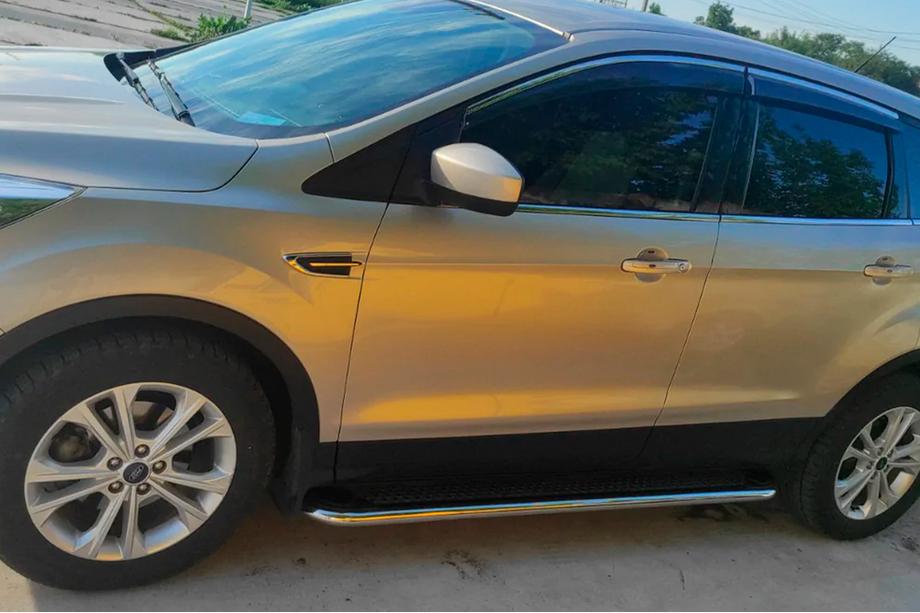 Ford Kuga/Escape 2013–2019 Bočné nášľapy Maydos V2 (2 ks, hliník + nerez) S lakovanými dverovými plechmi Fotografia 9