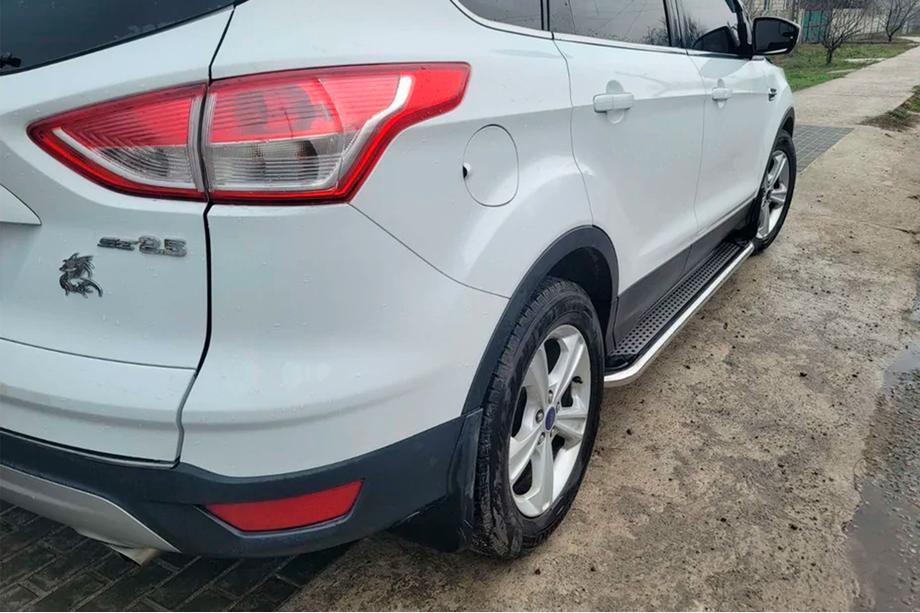 Ford Kuga/Escape 2013–2019 Bočné nášľapy Maydos V2 (2 ks, hliník + nerez) S lakovanými dverovými plechmi Fotografia 2