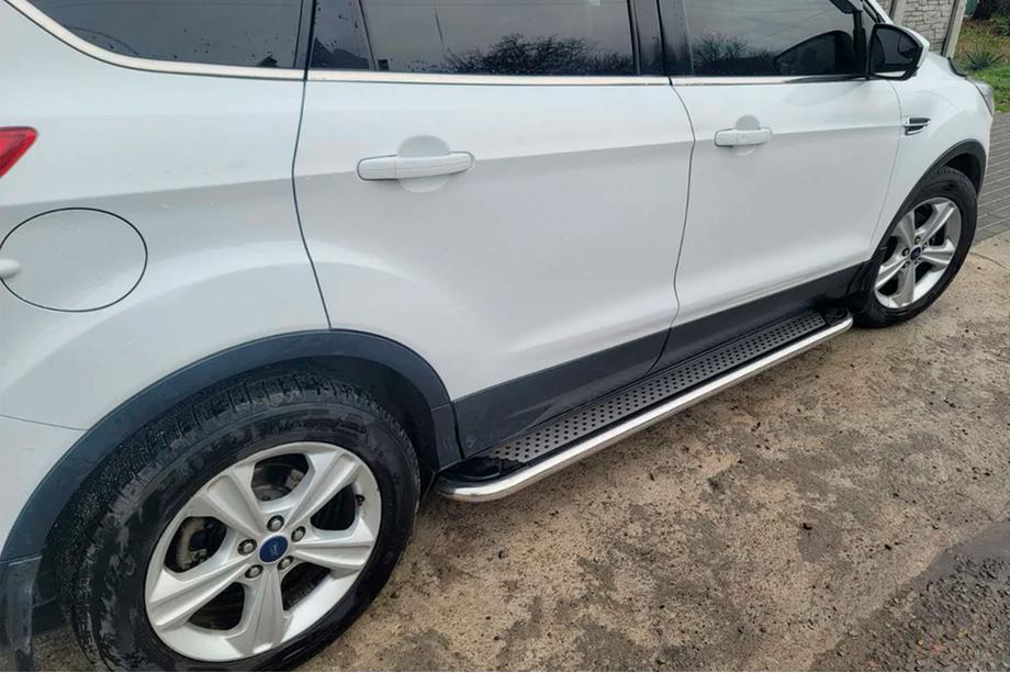 Ford Kuga/Escape 2013–2019 Bočné nášľapy Maydos V2 (2 ks, hliník + nerez) S čiernymi dvernými lištami Image