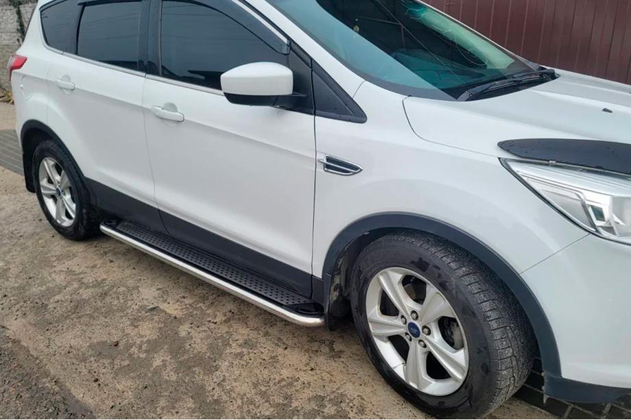 Ford Kuga/Escape 2013–2019 Bočné nášľapy Maydos V2 (2 ks, hliník + nerez) S lakovanými dverovými plechmi Fotografia 3