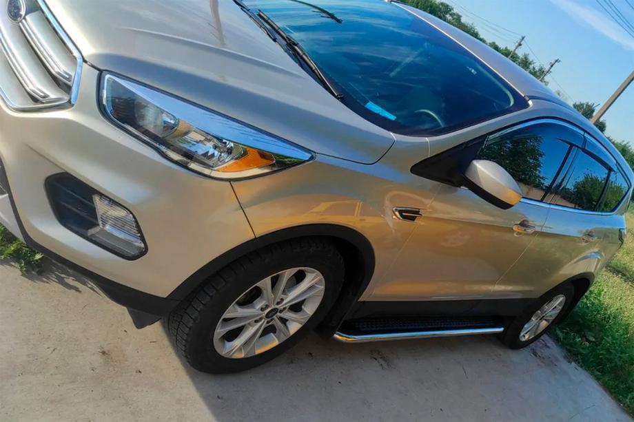 Ford Kuga/Escape 2013–2019 Bočné nášľapy Maydos V2 (2 ks, hliník + nerez) S lakovanými dverovými plechmi Fotografia 5