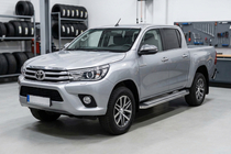 Toyota Hilux 2015– Bočné nášľapy Maydos V2 (2 ks, hliník/nehrdzavejúca oceľ) fotografia 1
