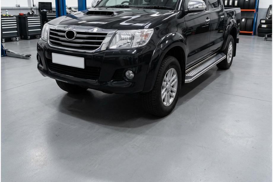 Toyota Hilux 2006–2015 Bočné nášľapy Maydos V2 (2 ks, hliník/nehrdzavejúca oceľ) Fotografia 1