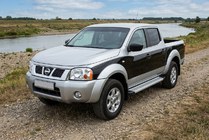 Nissan NP300 1999–2015 Bočné nášľapy Maya V2 (2 ks, hliník) fotografia 1