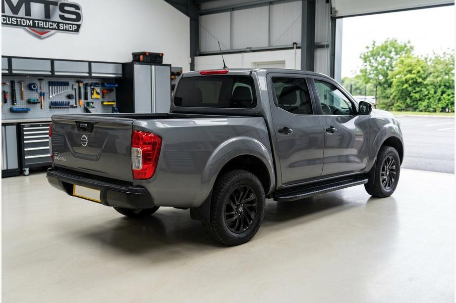 Nissan Navara/NP300 2016– Bočné nášľapy Bosphore Black (2 ks, hliník) Image