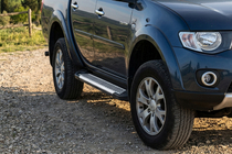 Mitsubishi L200 2015–2024 Bočné nášľapy Line (2 ks, hliník) fotografia 1