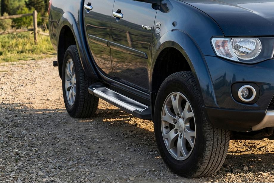 Mitsubishi L200 2015–2024 Bočné nášľapy Line (2 ks, hliník) Image