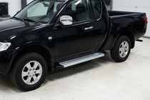 Mitsubishi L200 2015–2024 Bočné nášľapy Maya V2 (2 ks, hliník) fotografia 1