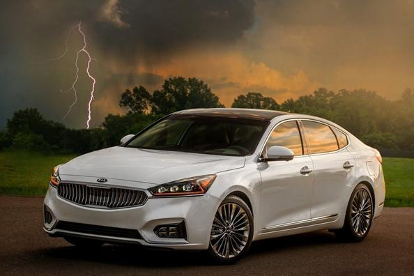 Sedan Kia Cadenza: solídnosť, komfort a prémiová kvalita
