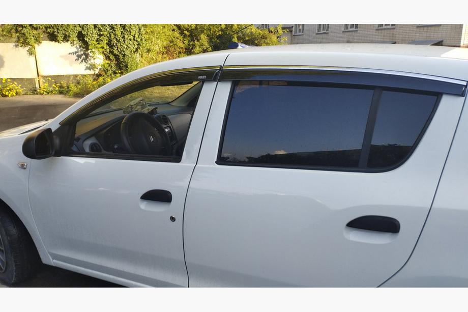Dacia Sandero 2013–2020 Okenné deflektory s chrómovou lištou (4 ks, Niken) Fotografia 1