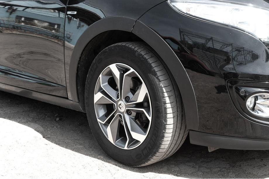 Renault Megane III 2009–2016 Lemy blatníkov (8 ks, čierne) Fotografia 5