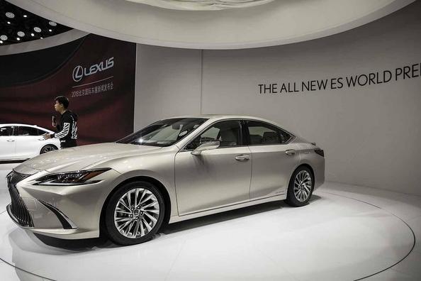 Sedan Lexus ES siedmej generácie