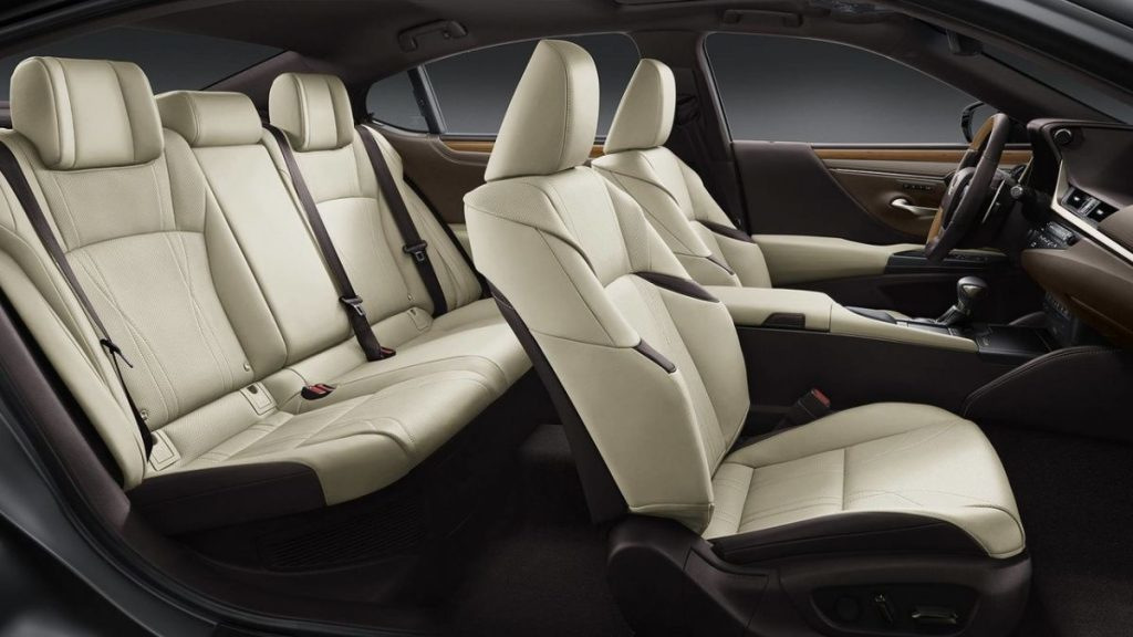 Sedan Lexus ES siedmej generácie