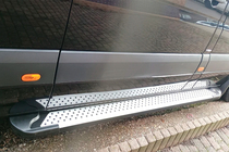 Volkswagen Crafter 2006–2016 Bočné nášľapy Allmond Grey (2 ks, hliník) Dlhý/Extra dlhý fotografia 1