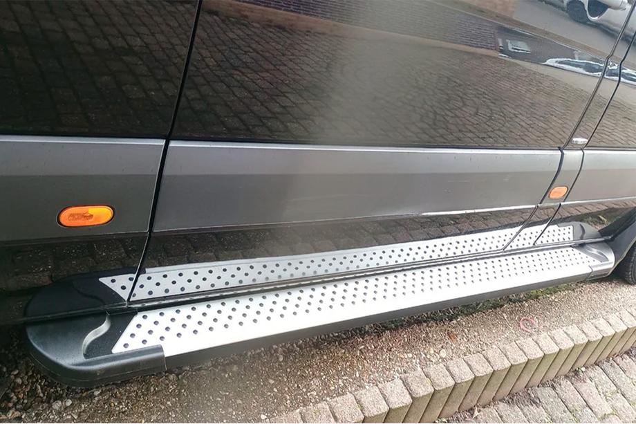 Volkswagen Crafter 2006–2016 Bočné nášľapy Allmond Grey (2 ks, hliník) Dlhý/Extra dlhý Image