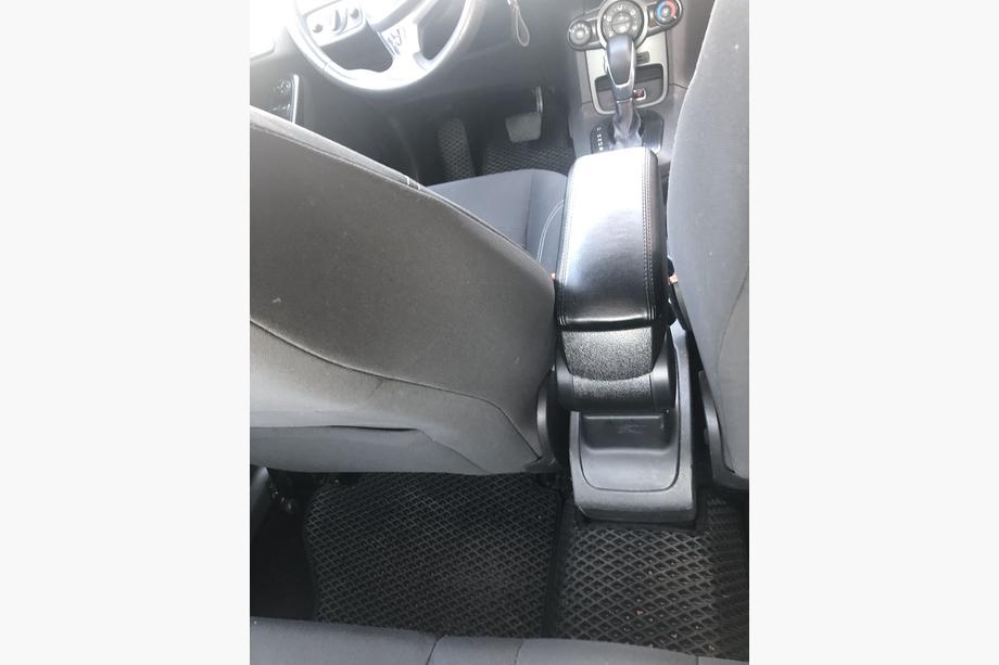 Ford Fiesta 2008–2017 Lakťová opierka Fotografia 4