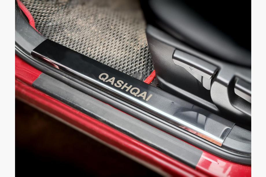Nissan Qashqai 2010–2014 Nerezové kryty na plastové prahy (4 ks) Image