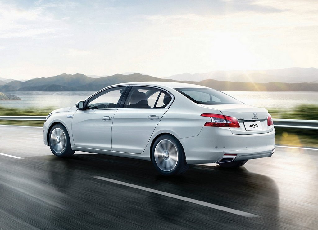 Recenzia lacného sedanu Peugeot 408