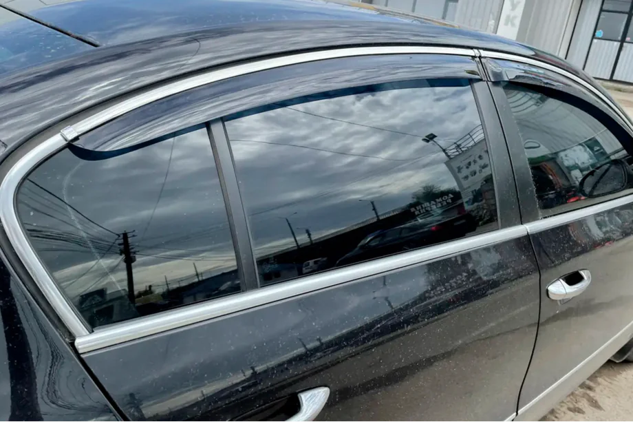 Volkswagen Passat B7 2012–2015 Okenné deflektory s chrómovou lištou SD (4 ks, EU, HIC) Fotografia 2