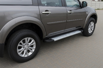 Mitsubishi Pajero Sport 2008–2015 Bočné nášľapy typu X5 (2 ks, hliník) fotografia 1