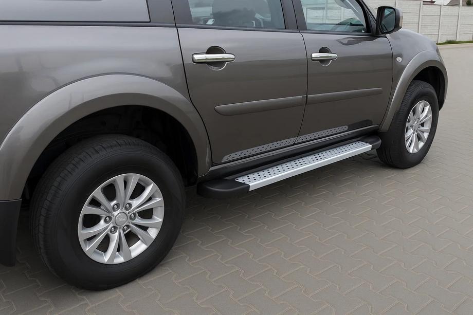 Mitsubishi Pajero Sport 2008–2015 Bočné nášľapy typu X5 (2 ks, hliník) Image