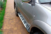 Mitsubishi Pajero Sport 2008–2015 Bočné prahy Sunrise (2 ks, hliník) fotografia 1