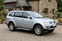 Mitsubishi Pajero Sport 2008–2015 Bočné nášľapy Line (2 ks, hliník) fotografia 1