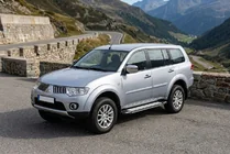 Mitsubishi Pajero Sport 2008–2015 Bočné nášľapy Rainbow (2 ks, hliník) fotografia 1