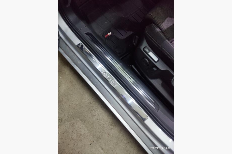 Volkswagen Passat B8 2015–2023 OmsaLine vnútorné kryty prahov (4 ks, nerez) Fotografia 5