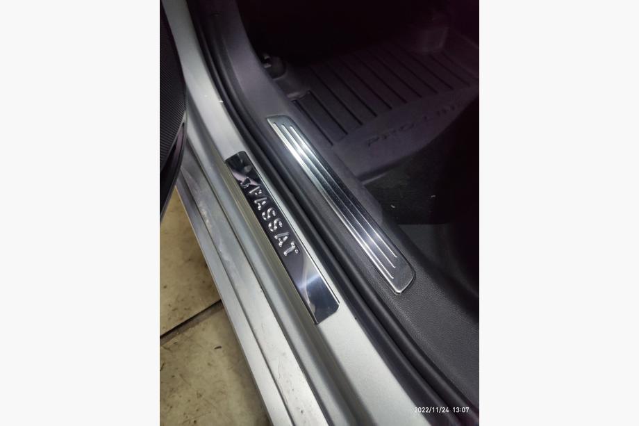 Volkswagen Passat B8 2015–2023 OmsaLine vnútorné kryty prahov (4 ks, nerez) Fotografia 7