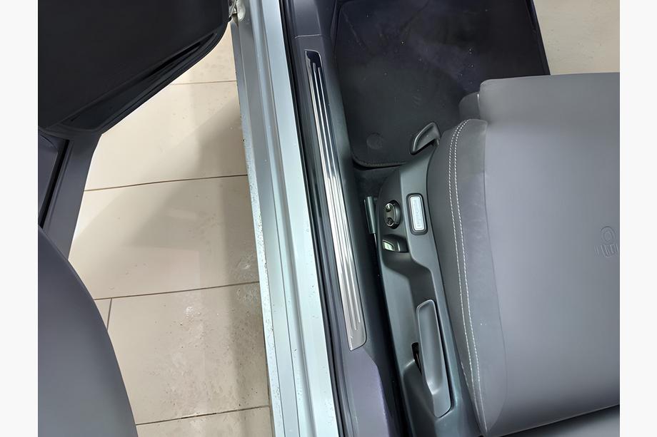 Volkswagen Passat B8 2015–2023 OmsaLine vnútorné kryty prahov (4 ks, nerez) Fotografia 1