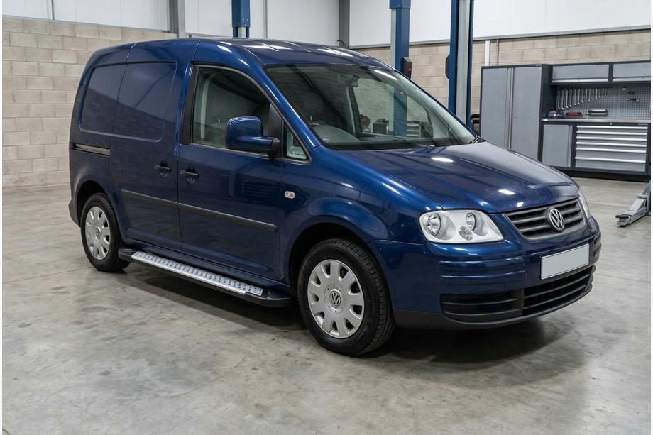Volkswagen Caddy 2004–2010 Bočné nášľapy Allmond Grey (2 ks, hliník) Maxi rázvor Image