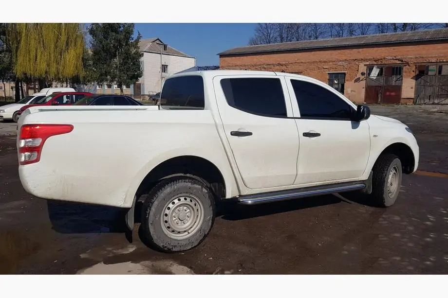 Mitsubishi L200 2015–2024 Bočné prahy Premium (2 ks, nerez.) Image