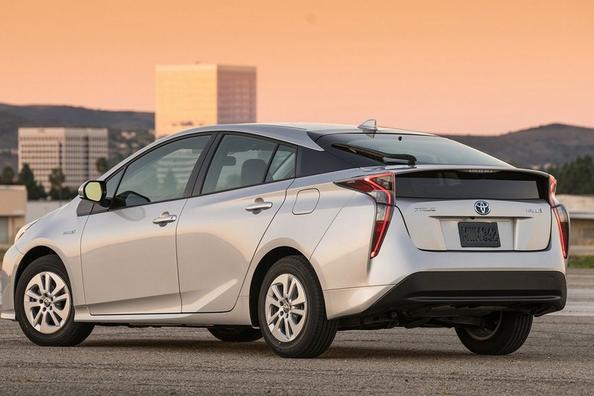 Štvrtá generácia hybridného hatchbacku Toyota Prius Fotografia 9